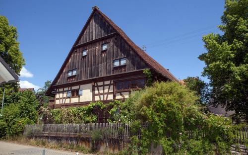 Buhlingen House | Historischer Vogtshof: eingezäunt | sonniger Garten | Kamin | Denkmalschutz