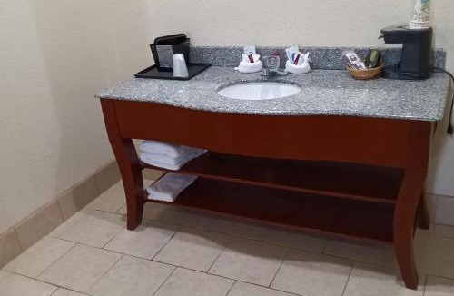 Coalgate Hotel | HiWay Inn Express