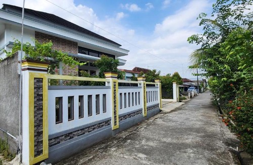 Pati Sub-District Villa | Hj Parmi Homestay Penginapan Murah di Kota Pati