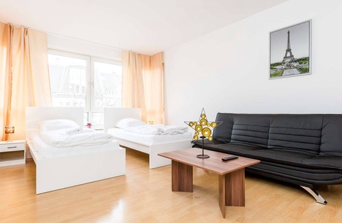 Golzheim Apartment | HÖ01 large apartment with dryer and washing machine