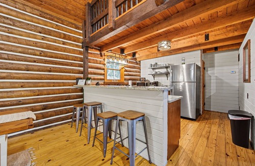 Logan Cabin | Hocking Hills Secluded Cabin Hot Tub Fireplace