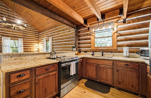 Logan Cabin | Hocking Hills Secluded Cabin Hot Tub Fireplace