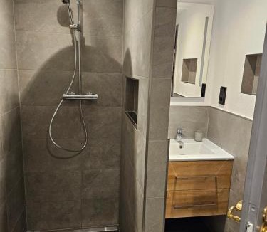 Meuspath Apartment | Hofis Gästehaus