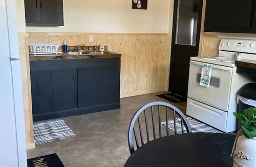 Eminence Cottage | Hogan's Hideout Clyde Manor-Cozy Space to enjoy.
