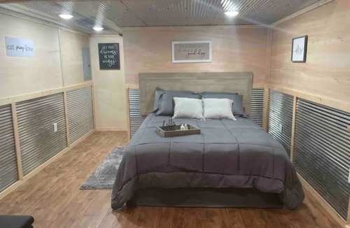 Eminence Cabin | Hogan's Hideout Garage Apartment, cozy, private Cabin