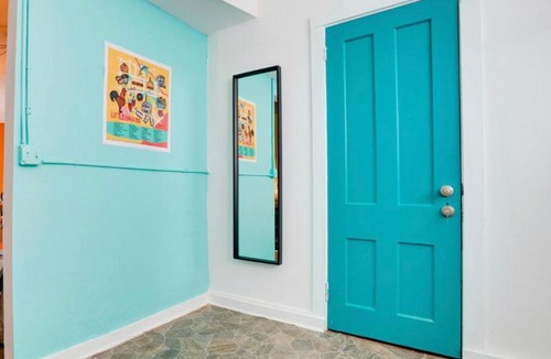East Little Havana Hostel | Hola Hostel - Open 24hr FREE DINNER - Under New Management -Shared Common Area-