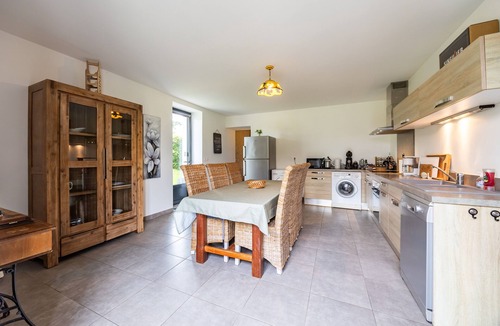 Saint-Caprais-de-Bordeaux Villa | Holiday Home “Gîte Canteloup” with Shared Pool, Terrace and Wi-Fi