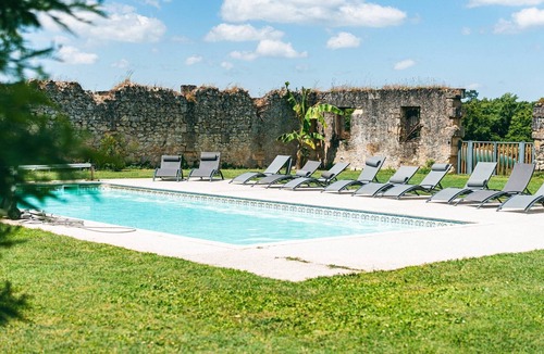 Saint-Caprais-de-Bordeaux Villa | Holiday Home “Gîte Canteloup” with Shared Pool, Terrace and Wi-Fi