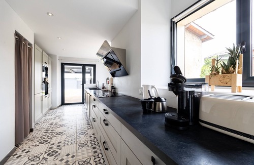 Saint-Caprais-de-Bordeaux House | Holiday Home 'Gîte Loft' with Shared Pool, Communal Terrace and Wi-Fi