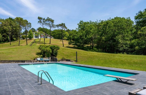 Saint-Martin-de-Seignanx House | Holiday Home 'Espace, Luxe, Calme Et Nature' with Mountain View and Air Conditioning