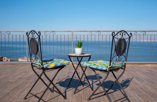 Monte Chiaro House | Holiday Home 'Camera Ulivo Con Vista Mare' with Sea View, Wi-Fi and Air Conditioning