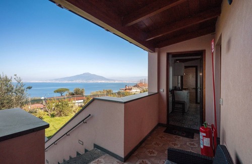 Monte Chiaro House | Holiday Home 'Camera Ulivo Con Vista Mare' with Sea View, Wi-Fi and Air Conditioning