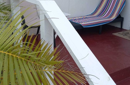 Derricks Apartment | Holiday accommodation 1 minute walk to west coast beach!