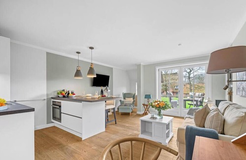 Busumer Deichhausen Apartment | Holiday apartment Reet & Meer: Stylish comfort near the North Sea beach in Büsum