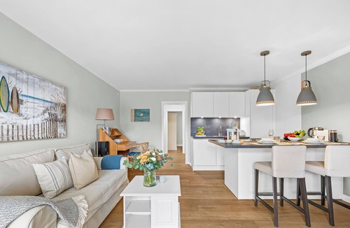 Busumer Deichhausen Apartment | Holiday apartment Reet & Meer: Stylish comfort near the North Sea beach in Büsum