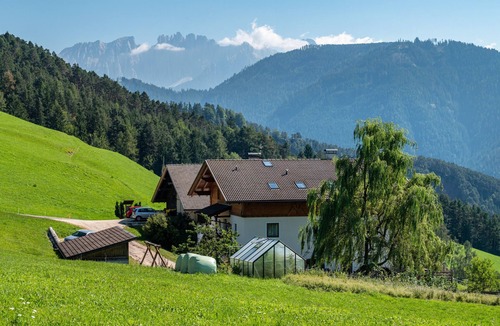 Fie allo Sciliar Apartment | Holiday Apartment 'Mongaduierhof Apt Tschafon' with Mountain View, Shared Garden & Wi-Fi