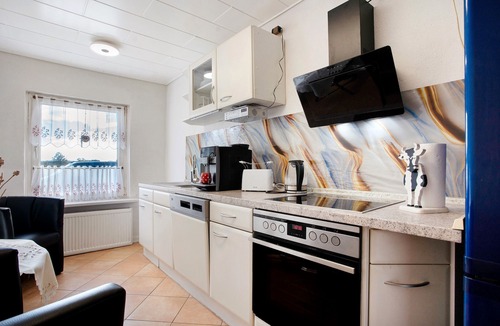 Bugewitz Apartment | Holiday Apartment '1' with Shared Terrace, Shared Garden and Wi-Fi