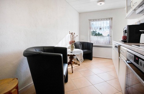Bugewitz Apartment | Holiday Apartment '1' with Shared Terrace, Shared Garden and Wi-Fi