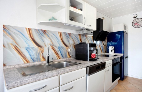 Bugewitz Apartment | Holiday Apartment '1' with Shared Terrace, Shared Garden and Wi-Fi