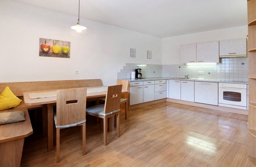 Silandro Apartment | Holiday Apartment 'Bertollhof Apfelerlebnis' with Mountain View, Shared Garden and Wi-Fi