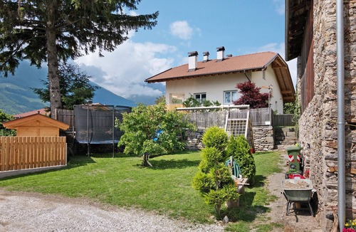 Silandro Apartment | Holiday Apartment 'Bertollhof Apfelerlebnis' with Mountain View, Shared Garden and Wi-Fi