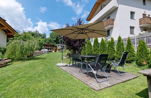 Silandro Apartment | Holiday Apartment 'Bertollhof Apfelerlebnis' with Mountain View, Shared Garden and Wi-Fi