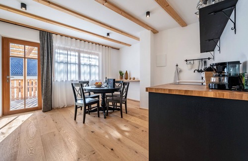 Bressanone Apartment | Holiday Apartment "Binderhof Apt Obm" with Mountain View, Private Terrace and Wi-Fi