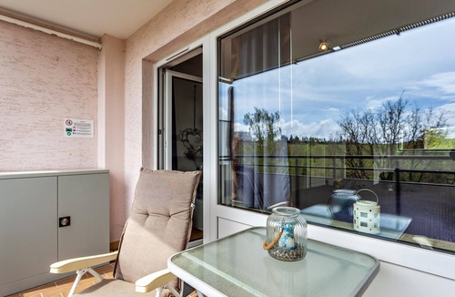 Gudenhagen Apartment | Holiday Apartment "Comfort" with Shared Garden, Balcony & Wi-Fi