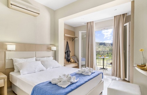 Vassiliki Apartment | Holiday Apartment 'Cosmos 4' close to the Beach with Shared Terrace & Wi-Fi
