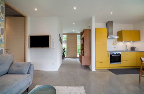 Cermes Apartment | Holiday Apartment "Das Eckige" with Mountain View, Wi-Fi, Garden & Terrace