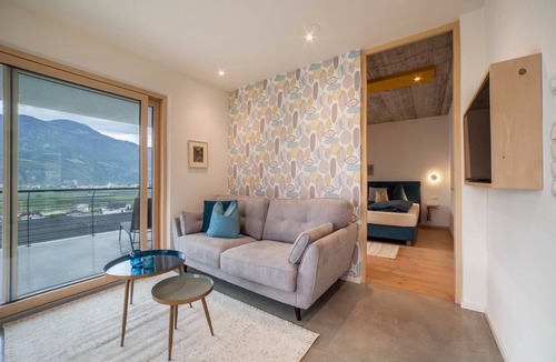 Cermes Apartment | Holiday Apartment "Das Eckige" with Mountain View, Wi-Fi, Garden & Terrace