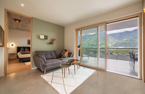 Cermes Apartment | Holiday Apartment "Das Runde" with Mountain View, Wi-Fi, Garden & Terrace