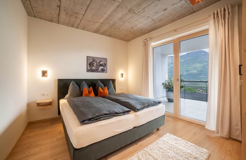 Cermes Apartment | Holiday Apartment "Das Runde" with Mountain View, Wi-Fi, Garden & Terrace