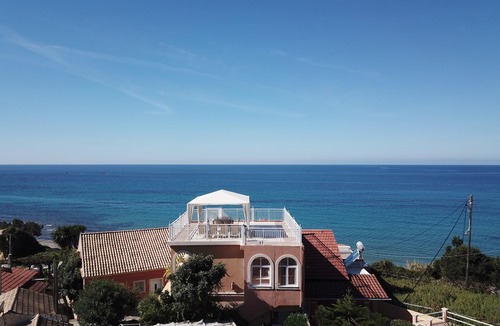 Skala Apartment | Holiday apartment directly at the sea, large terrace, 5 persons | Paramonas, Kor