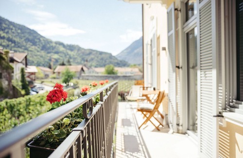 Lagundo Apartment | Holiday Apartment 'Freienfeldhof Elstar' with Mountain View, Shared Garden and Wi-Fi
