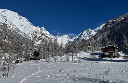 Belvedere Apartment | Holiday Apartment "Gite L'Esquirol" with Mountain View, Shared Garden & Wi-Fi