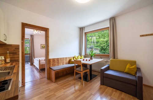 Laces Apartment | Holiday Apartment "Langstein Sonnenblume" with Mountain View, Balcony and Wi-Fi