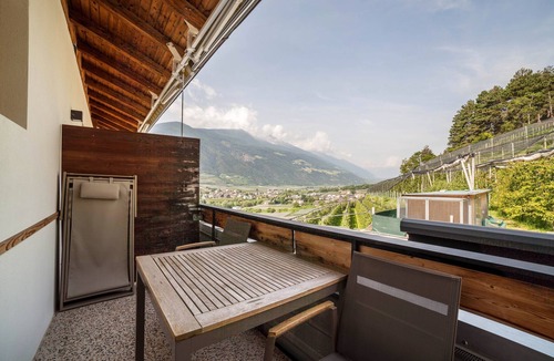 Laces Apartment | Holiday Apartment "Langstein Sonnenblume" with Mountain View, Balcony and Wi-Fi
