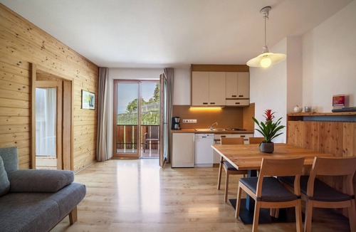 Laces Apartment | Holiday Apartment "Langstein Lavendel" with Mountain View, Balcony and Wi-Fi
