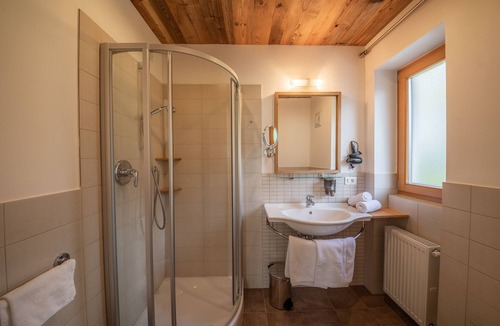 Santa Valburga Apartment | Holiday Apartment 'Pöder Flimkanzel' with Mountain View, Balcony, Shared Garden & Wi-Fi