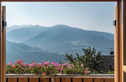 Feldthurns Apartment | Holiday Apartment “Rafaser - Rustika” with Mountain View, Wi-Fi, Balcony & Garden