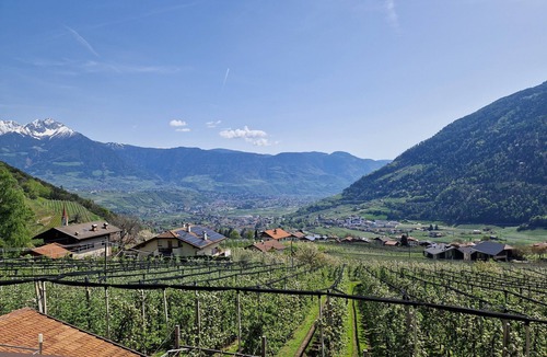 Lagundo Apartment | Holiday Apartment 'Rasnerhof Ferienwohnung Meran' with Mountain View, Balcony & Wi-Fi