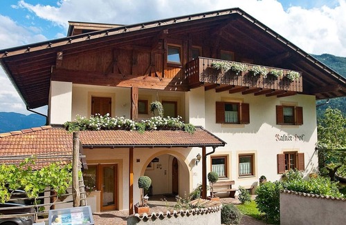 Lagundo Apartment | Holiday Apartment 'Rasnerhof Ferienwohnung Meran' with Mountain View, Balcony & Wi-Fi
