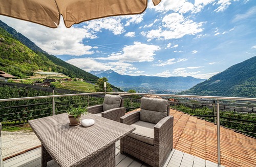 Lagundo Apartment | Holiday Apartment 'Rasnerhof Ferienwohnung Meran' with Mountain View, Balcony & Wi-Fi