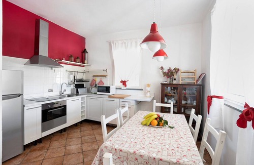 Arcola Apartment | Holiday Apartment "Rosadimaggio Camelia" with Garden & Wi-Fi