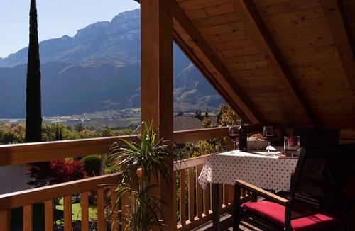 Terlano Apartment | Holiday Apartment "Rosengartnerhof Maultasch" with Mountain View, Shared Pool & Wi-Fi