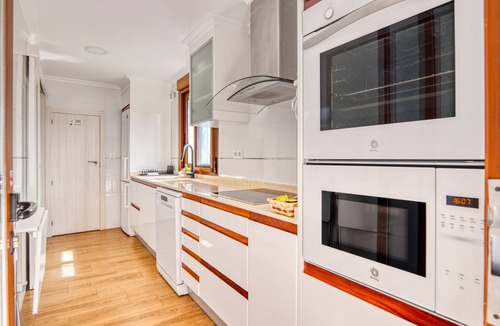 Macastre Apartment | Holiday Apartment 'Violeta' with Mountain View, Wi-Fi and Air Conditioning