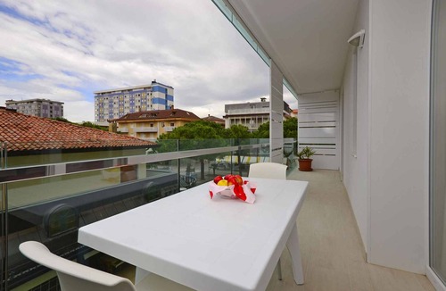 Lignano Sabbiadoro Apartment | Holiday apartment with air conditioning, internet, balcony and pool