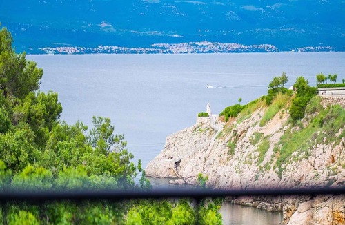 Vrbnik Apartment | Holiday apartment with sea view and close to the beach