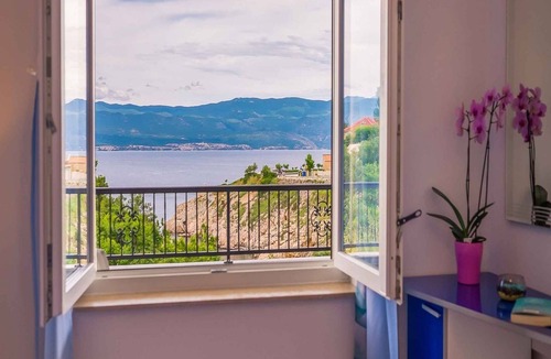 Vrbnik Apartment | Holiday apartment with sea view and close to the beach